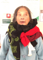 走失者照片 内江市寻亲：六旬老太被救助，穿浅灰...
