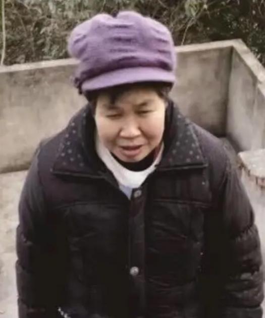 走失者照片 重庆寻人：七旬老太走失，戴红色帽子...