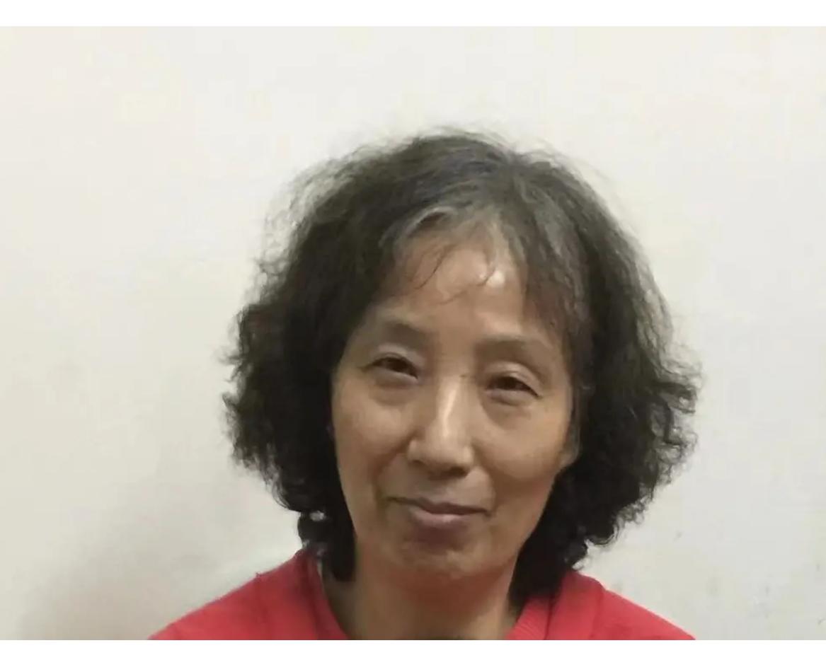 走失者照片 天津六旬老太失联，戴红色帽子，穿深...