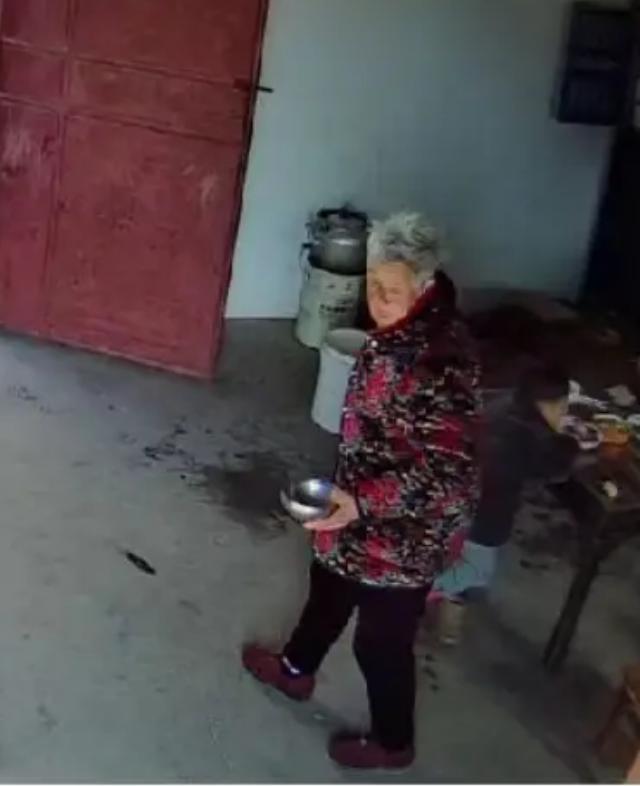 走失者照片 六安寻人：八旬老太失联，穿红色花棉...