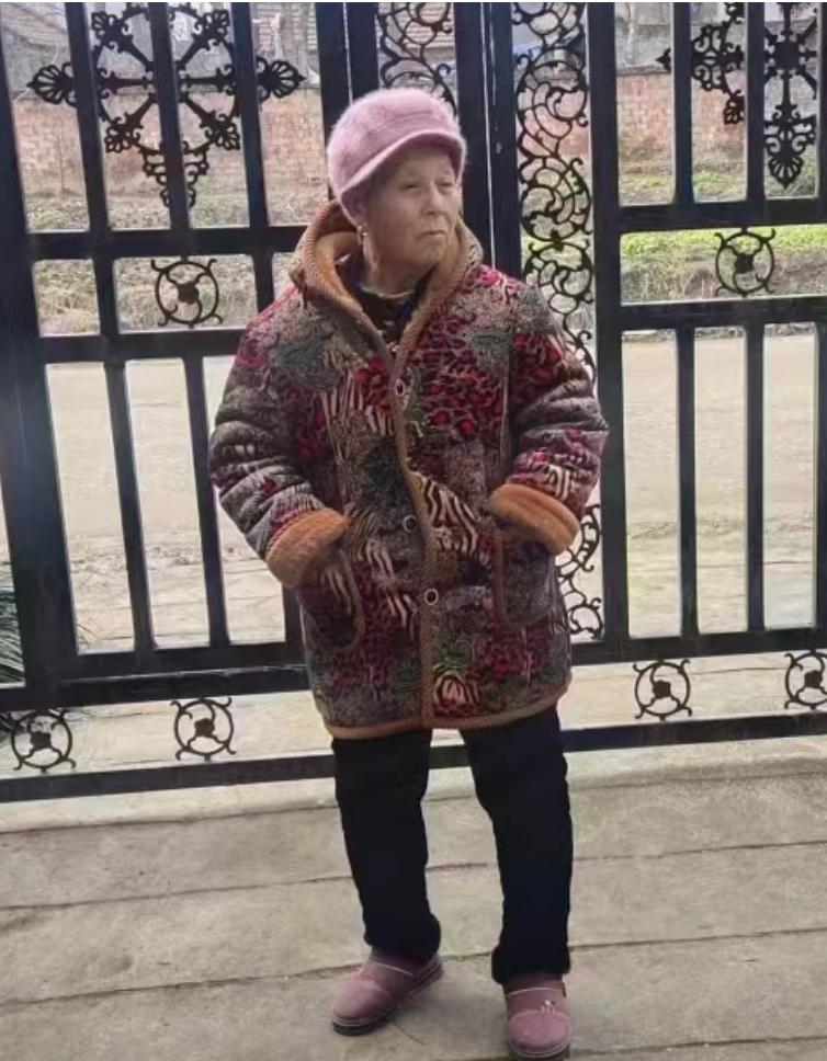 走失者照片 驻马店急寻：七旬老太走失，戴浅红色...