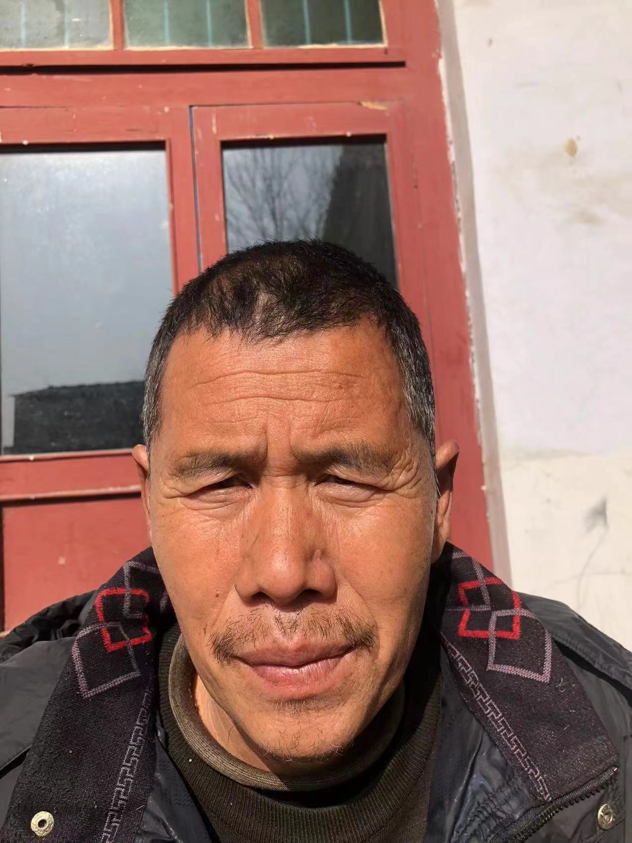 走失者照片 驻马店寻亲：六旬老人被救助，穿黑色...
