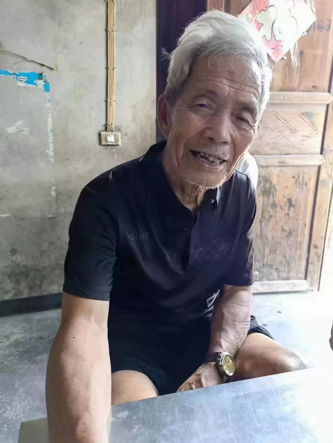 走失者照片 泸州急寻：八旬老人走失，高1米65...