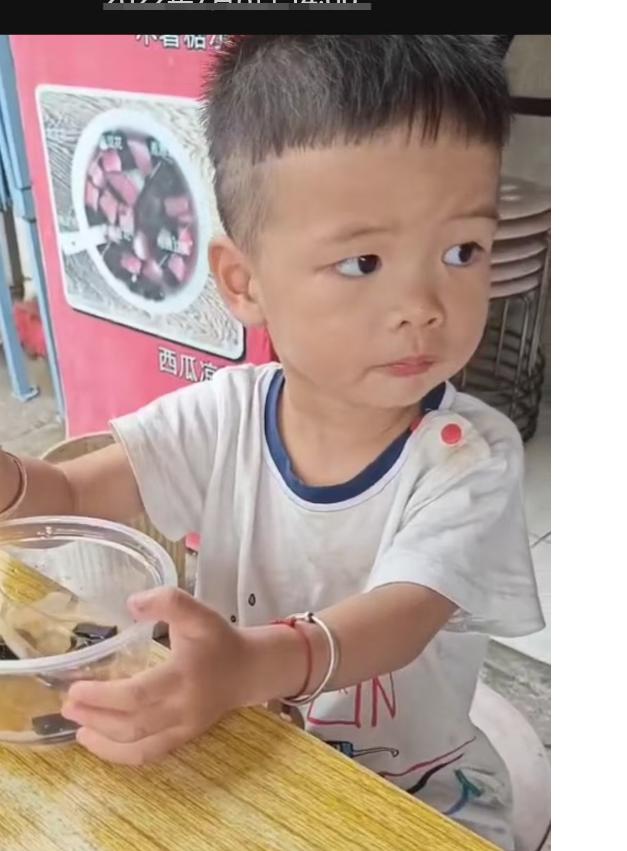 走失者照片 紧急寻人！柳州2岁男童失联，穿浅蓝...