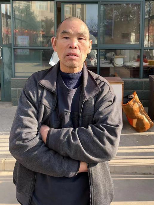 走失者照片 洛阳寻亲：五旬男子被救助，穿蓝色毛...
