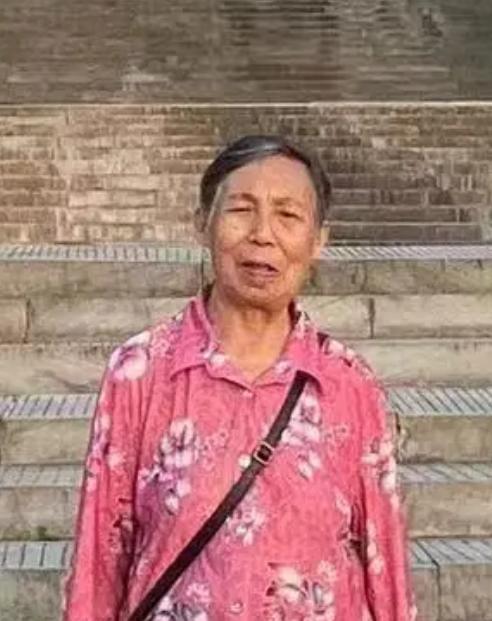 走失者照片 巴中寻人：八旬老太失联，穿黑色长款...