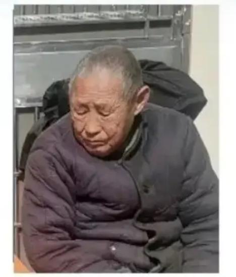 走失者照片 合肥巢湖急寻：八旬老人走失，戴灰黑...