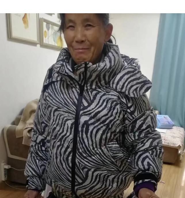 走失者照片 武汉急寻：六旬老太走失，穿黑白相间...