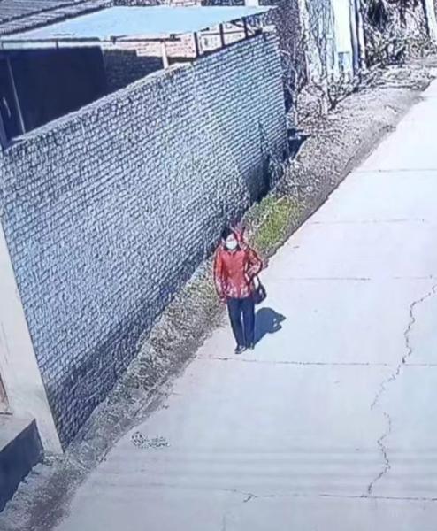 走失者照片 咸阳急寻：六旬老太走失，穿红色连帽...