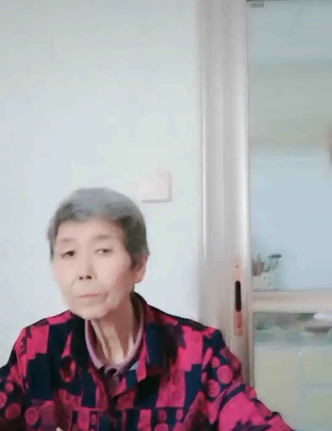 走失者照片 宝鸡急寻：八旬老太失联，穿浅蓝色羽...