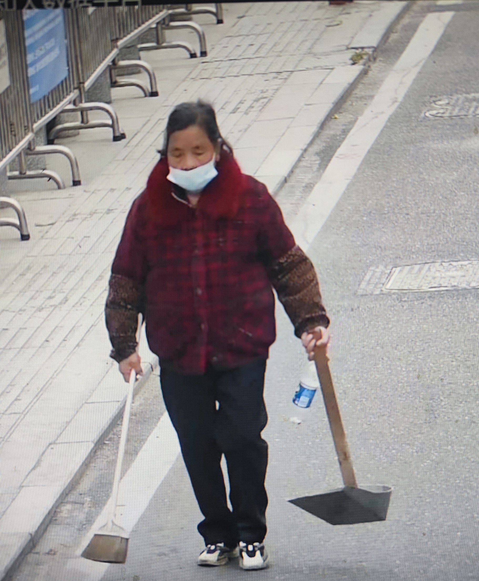 走失者照片 泉州急寻：七旬老太失联，穿棕红色保...