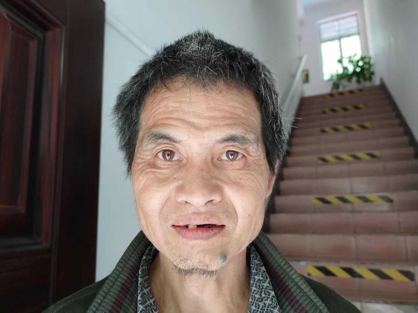 走失者照片 金华寻亲：五旬男子在上海被救助，左...