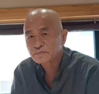 走失者照片 大连急寻：六旬老人走失，穿蓝格棉睡...