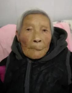 走失者照片 常州急寻：八旬老太失联，穿暗红色棉...