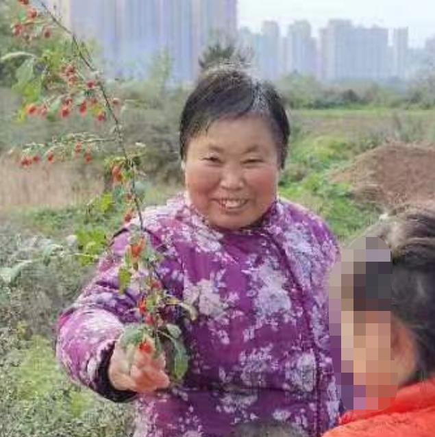 走失者照片 咸阳急寻：六旬老太走失，穿红色连帽...