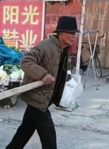 走失者照片 商丘寻人：七旬老人在永城走失，戴黑...