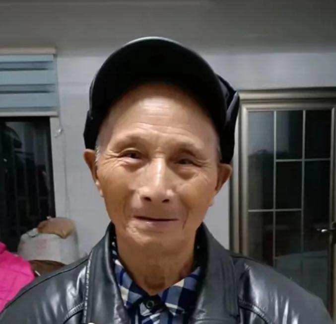走失者照片 成都急寻：八旬老人走失，戴黑色皮帽...