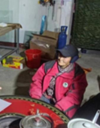 走失者照片 南阳急寻：七旬老太被救助，戴黑色帽...