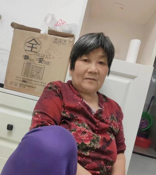 走失者照片 青岛急寻：六旬老太失联，戴粉色帽子...
