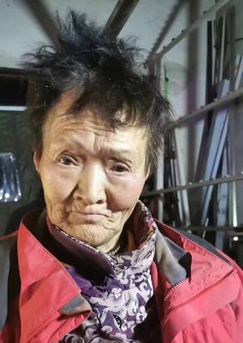 走失者照片 南阳急寻：七旬老太被救助，戴黑色帽...