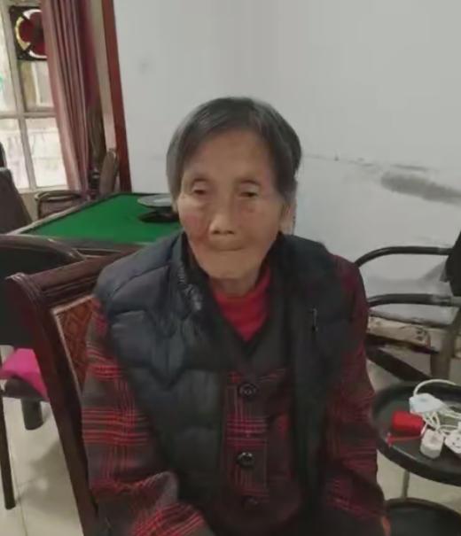 走失者照片 成都急寻：八旬老太失联，穿黑色毛绒...