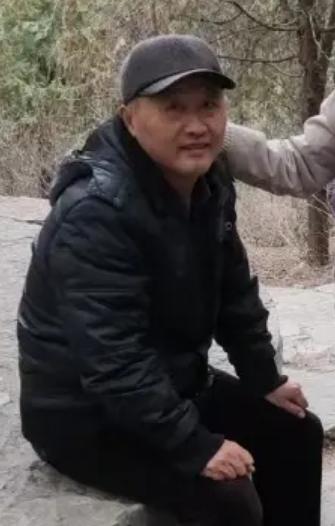 走失者照片 济南急寻！六旬老人走失，戴灰白色帽...