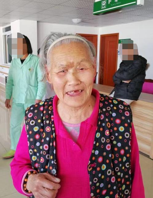 走失者照片 宜宾九旬老太被救助多年，穿白色花T...