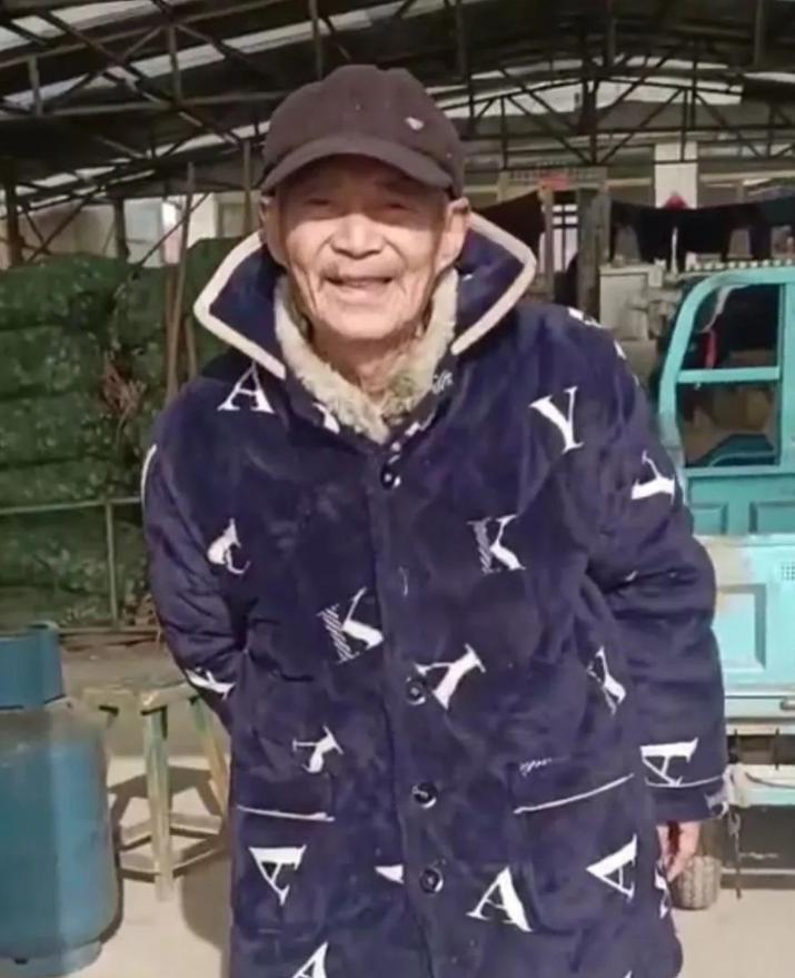 走失者照片 鞍山海城急寻：九旬老人失联，穿一套...