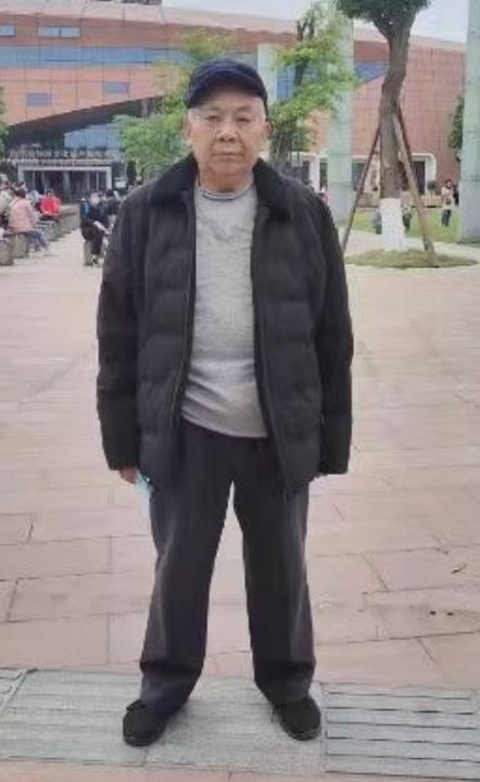 走失者照片 成都急寻：六旬老人走失，穿黑色毛领...