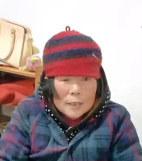 走失者照片 阜阳急寻：六旬老太走失，戴紫红色帽...