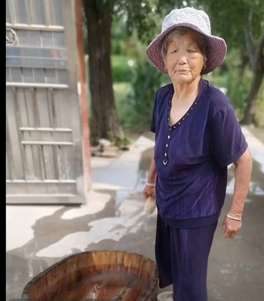 走失者照片 泰州八旬老太失联，穿红色格子长羽绒...