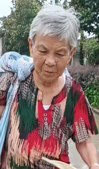 走失者照片 荆州松滋寻人：七旬老太走失，穿白底...