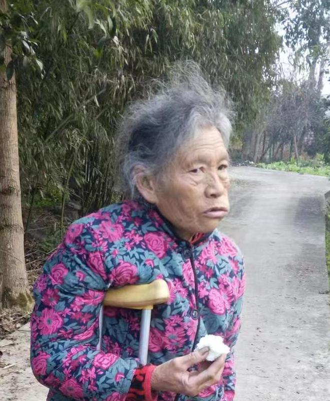 走失者照片 成都都江堰寻人：七旬老太失联，穿红...