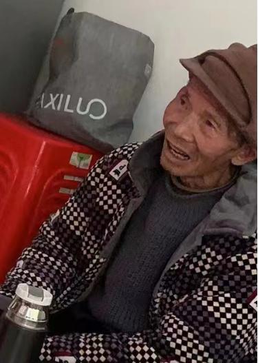走失者照片 南昌急寻：七旬老人走失，穿白棕格子...