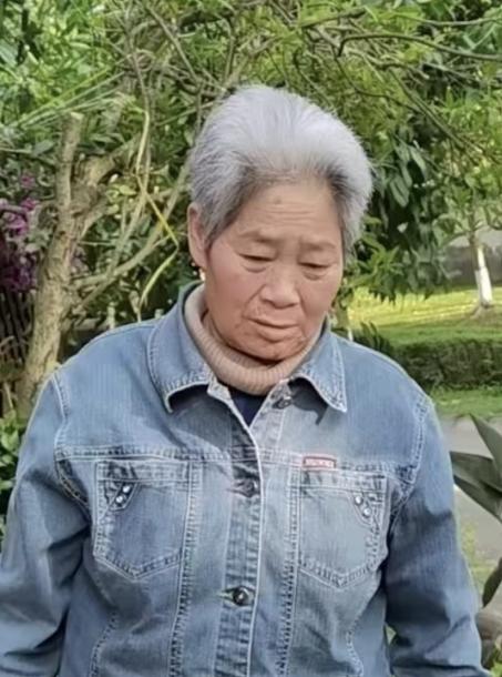 走失者照片 紧急寻人：成都七旬老太走失，微胖，...