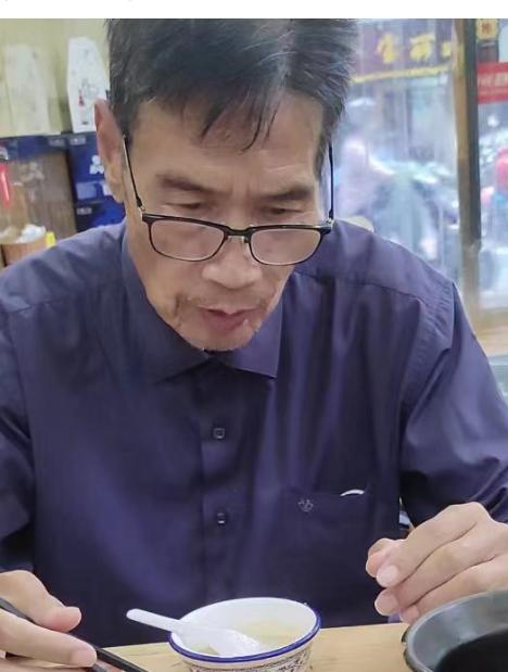 走失者照片 连云港急寻：七旬老人走失，拿保温杯...