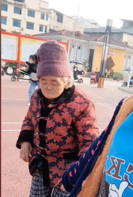 走失者照片 广元急寻：七旬老太走失，穿红色衣服...