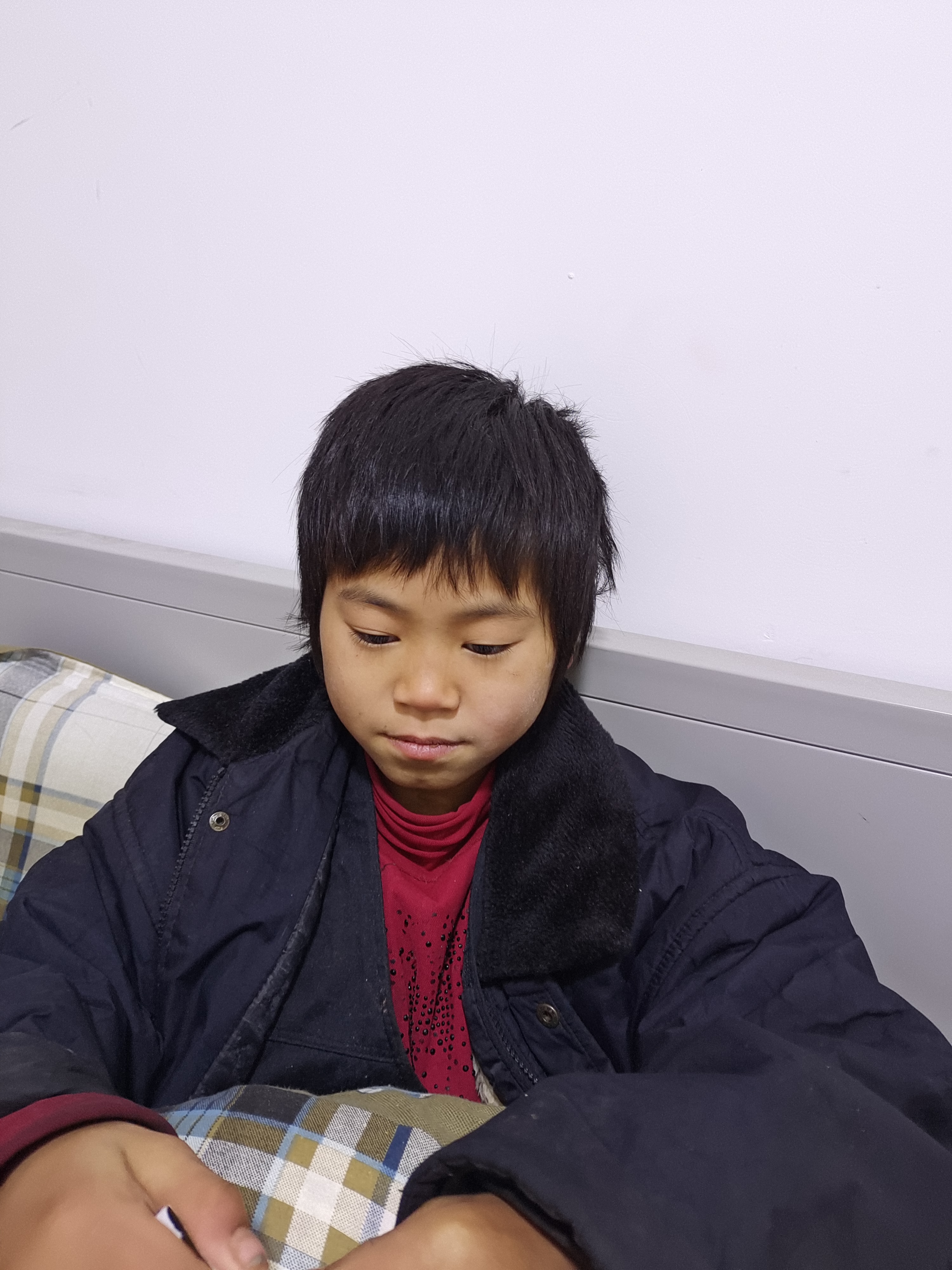 走失者照片 急寻父母：重庆10岁男孩被救助，穿...