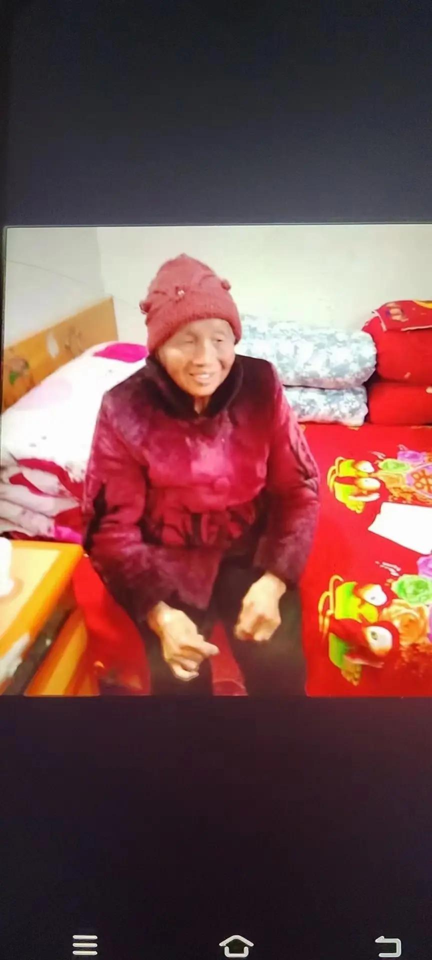 走失者照片 渭南寻人： 八旬老太走失，穿深红色...