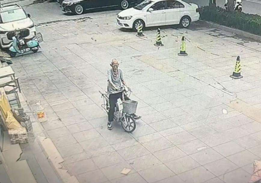 走失者照片 临沂寻人：八旬老人走失，患小脑萎缩...