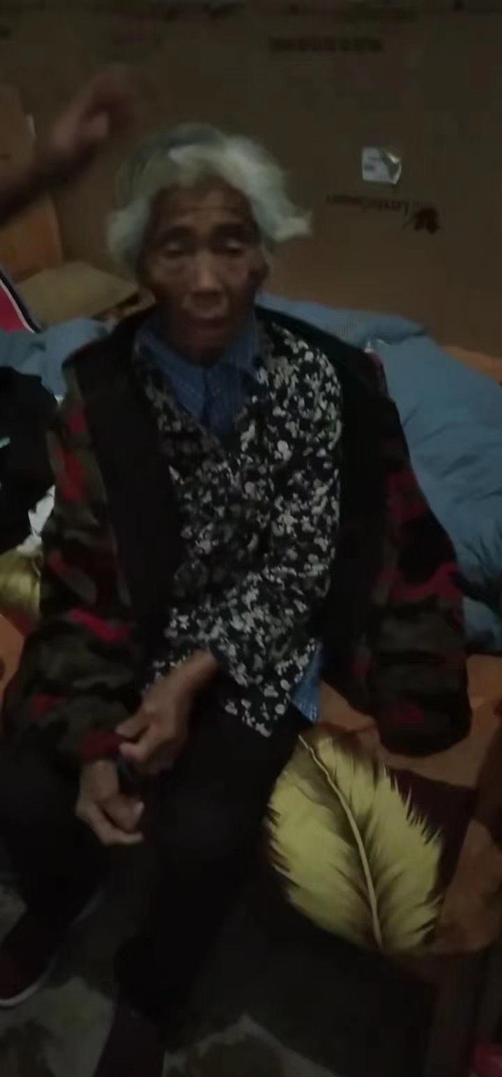走失者照片 淮南急寻：八旬老太走失，穿黑色连帽...