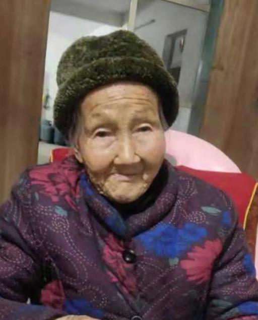 走失者照片 紧急寻人：贺州九旬老太失联，戴绿色...