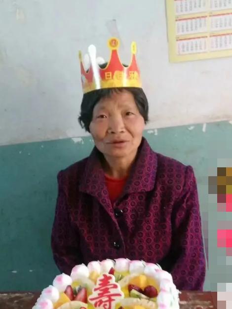 走失者照片 渭南急寻：六旬老太走失，穿灰色花棉...