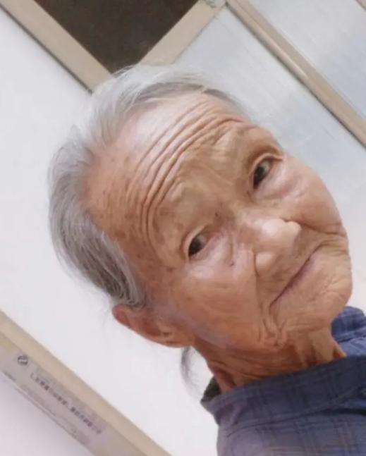 走失者照片 紧急寻人：贺州九旬老太失联，戴绿色...