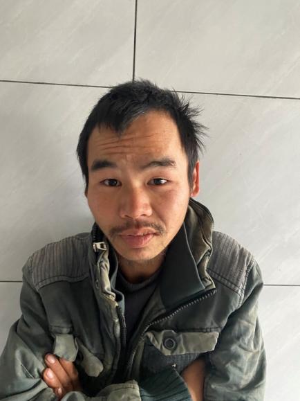 走失者照片 贵港寻亲：青年男子被救助，穿军绿色...