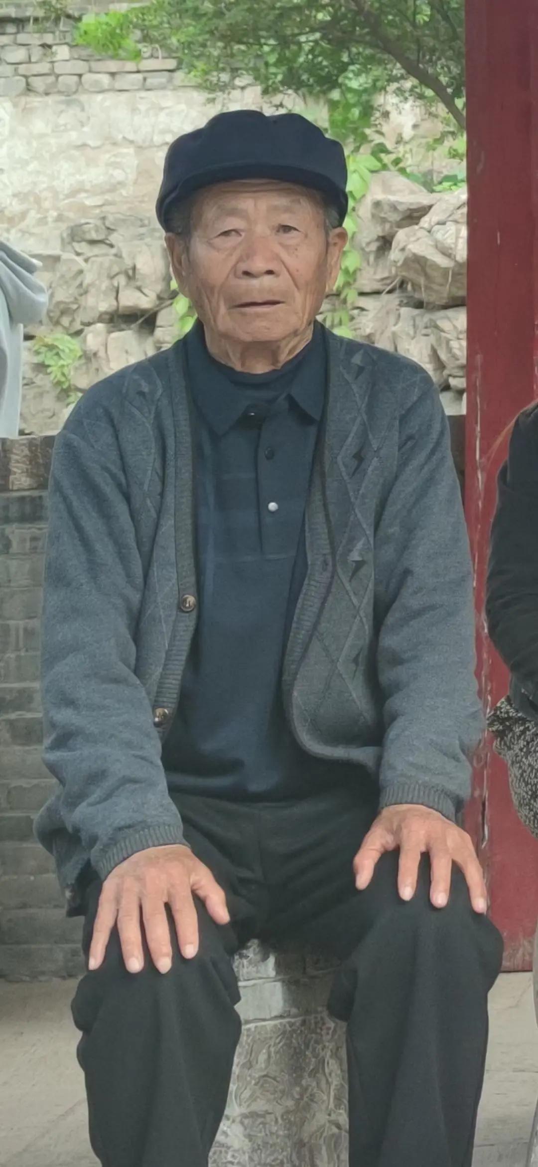 走失者照片 潍坊青州急寻：八旬老人失联，穿黑色...
