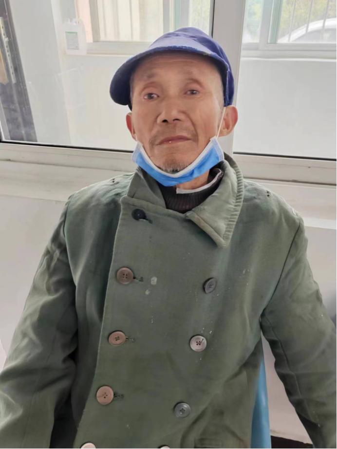 走失者照片 驻马店寻亲：七旬老人被救助，戴蓝色...