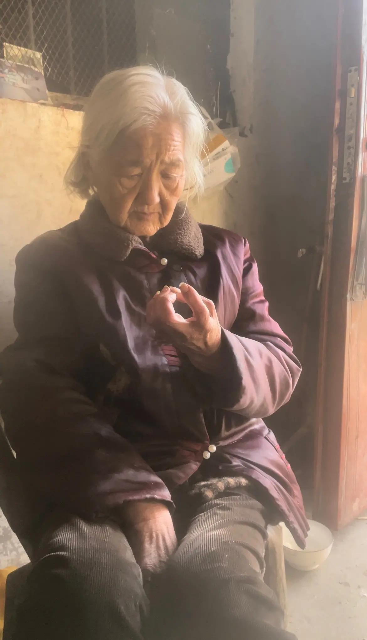 走失者照片 南阳急寻：七旬老太走失，穿红色棉袄...