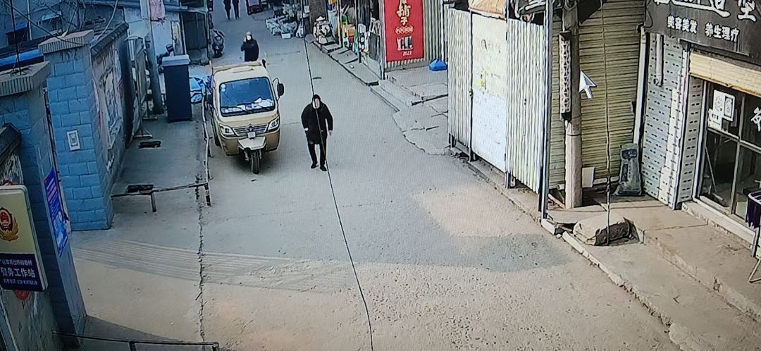 走失者照片 西安急寻：七旬老太走失，穿咖啡色毛...
