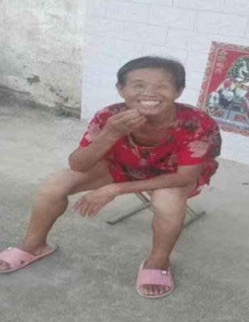 走失者照片 天门急寻：六旬老太失联，偏瘦，穿红...